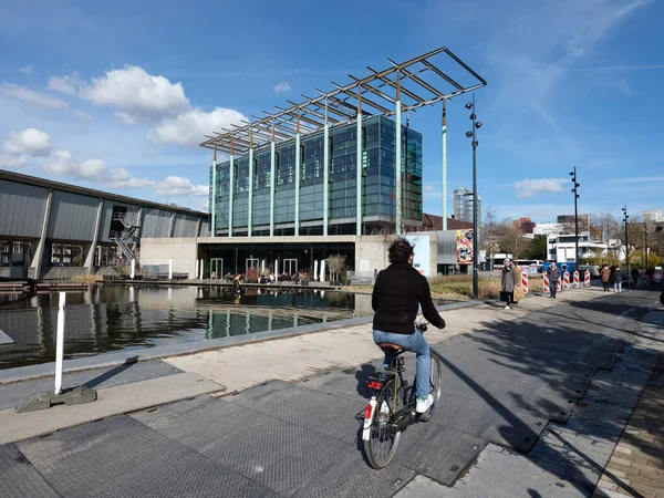 Rotterdam Nederland Maart 2023 Mens Fiets Passeert Nederlands Architectuurinstituut Onder — Stockfoto