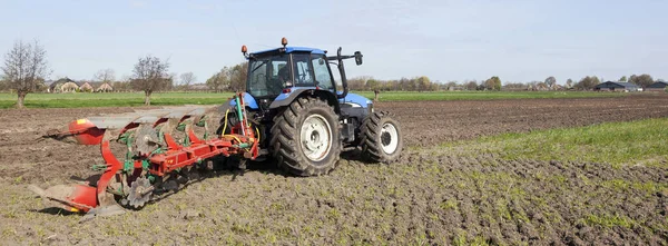 Zemědělci Orali Pluhy Pluhem Traktorem Poblíž Renswoude Provincii Utrecht Podzemí — Stock fotografie