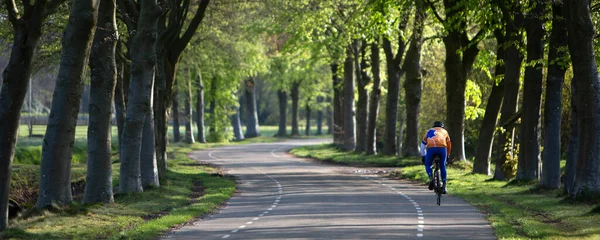 2023 사람은 자전거를 바이크 사이의 도로를 달리고 있습니다 — 스톡 사진