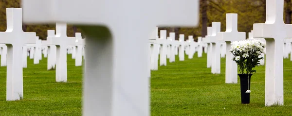 春には白い十字架がオランダのマーグラントにあるアメリカの記念碑と軍事墓地で — ストック写真
