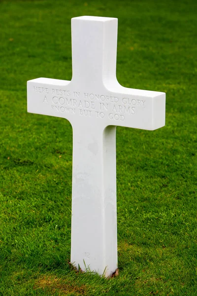 知らない兵士のための白い十字架春にオランダのマーグラントのアメリカ記念碑と軍事墓地で — ストック写真