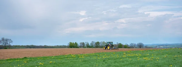 Oblačná Obloha Nad Traktorem Hrana Oraném Poli Holandské Provincii Jižní — Stock fotografie