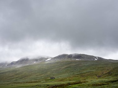 Norveç 'in Hallingskarvet Milli Parkı' ndaki dağların yanındaki kulübede.