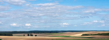 Saone vadisinde Tanay ve Dijon yakınlarındaki engin kırsal alan üzerinde mavi gökyüzü