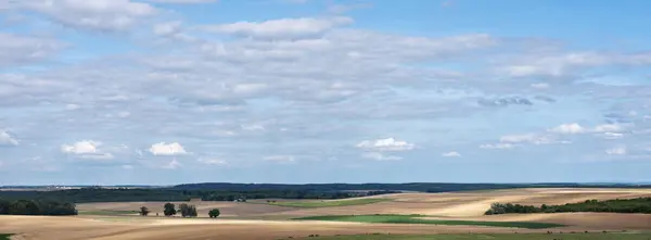 Błękitne Niebo Nad Rozległym Otwartym Krajobrazem Wiejskim Pobliżu Tanay Dijon — Zdjęcie stockowe