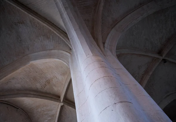 Katolik Fransız Köyü Kilisesinin Tavanı Kemerli Eski Sütunu — Stok fotoğraf