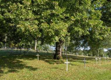Fransa 'nın kuzeyindeki Verdun yakınlarında Alman askerlerinin anısına yapılan ilk Dünya Savaşı Mezarlığı.