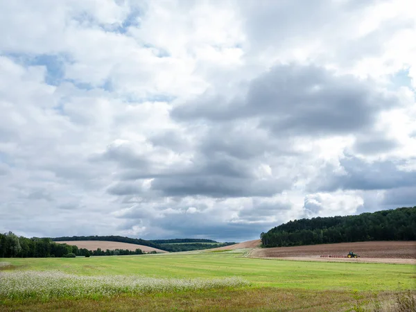Krajobraz Wiejski Ciągnikiem Pługiem Francuskim Parku Narodowym Forets Północ Dijon — Zdjęcie stockowe