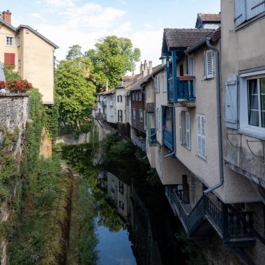 Doğu Fransa 'da Jura kasabası Arbois' de kanala yakın eski evler.
