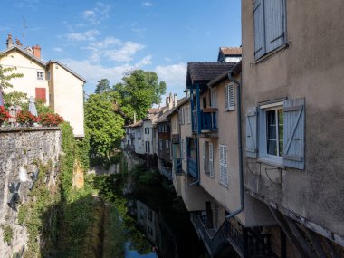Doğu Fransa 'da Jura kasabası Arbois' de kanala yakın eski evler.