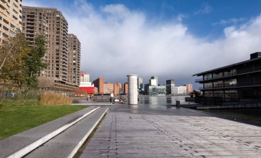 Hollanda 'nın Rotterdam şehrinde Kop Van Zuid yakınlarında Rijnhaven' da kulübeleri olan yüzen bir Rotterdam.