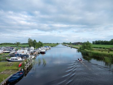 kemer schutsloot, Hollanda, 23 Haziran 2024: Hollanda 'da Arembergergracht' ta kemer schutsjact yakınında bir sürü tekne