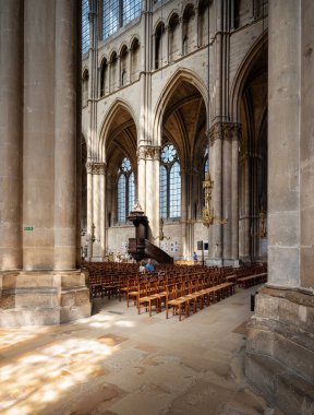 Fransa 'nın ünlü Gotik Rejim Katedrali' nin içinde, döşeme taşından yapılmış eski sandalyeler.