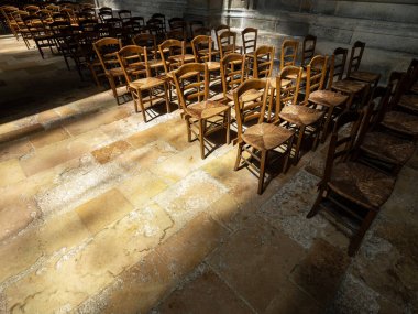 Fransa 'nın ünlü Gotik Rejim Katedrali' nin içinde, döşeme taşından yapılmış eski sandalyeler.