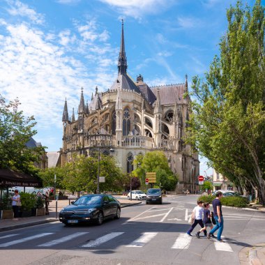 Reims, Fransa, 18 Temmuz 2024: İnsanlar Fransa 'nın merkezindeki caddeyi geçip ünlü katedralin arkasında toplanıyorlar.