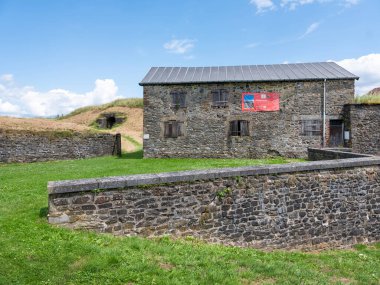 Champagne Ardennes 'in kuzeyinde Fransa' nın kuzeyinde mavi gökyüzünün altında Rocroi kalesinin eski taş duvarları uzanıyor.
