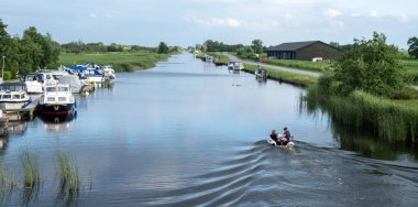 kemer schutsloot, Hollanda, 23 Haziran 2024: Hollanda 'da Arembergergracht' ta kemer schutsjact yakınında bir sürü tekne