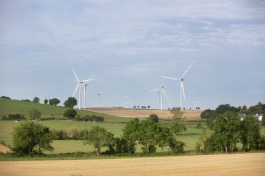 Rüzgâr türbinleri mavi yaz gökyüzü altında Fransa 'nın kuzeyindeki kırsal şampanya-ardenne manzarasında