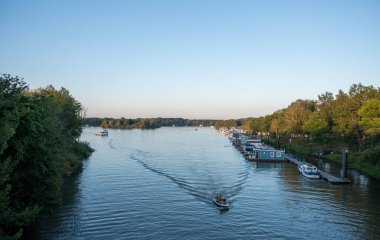 Hollanda, 28-08-2024: Küçük bir teknedeki beş genç limburg 'daki Maas Nehri' ne gitmek üzere lösemiden ayrılıyor.