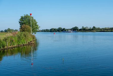 Hollanda 'nın güney limburg bölgesindeki Maas Nehri' nde Bergen ve Vierlingsbeek arasındaki mavi feribot.