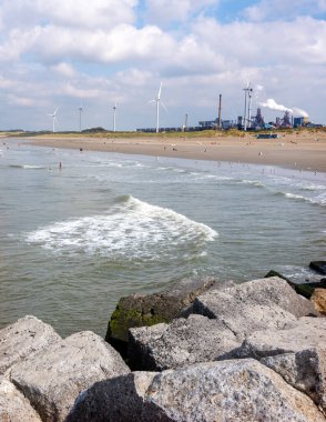 Hollanda 'daki Tata çelik fabrikasının bacaları Kuzey deniz kanalının kuzey rıhtımından görüldü.