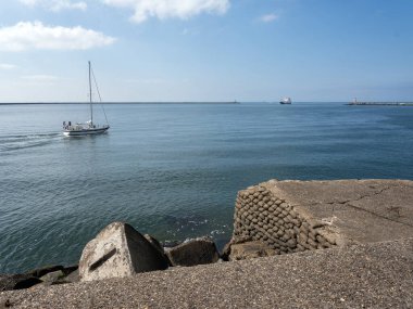 wijk aan zee, Hollanda, 7 Eylül 2024: yelkenli yelkenli Hollanda 'da Wijk aan zee yakınlarındaki bir deniz fenerinde Nort deniz kanalı görünür.