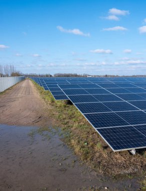 Hollanda 'nın utrecht yakınlarındaki Hollanda bölgesinde bulutlu mavi gökyüzü altında güneş paneli alanı
