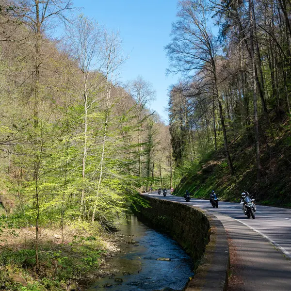 Muellertal, Lüksemburg, 29 Nisan 2025: Güneşli bir bahar gününde Muellertal yolunda motosikletler
