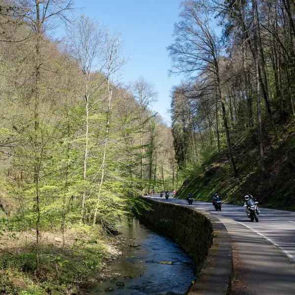 Muellertal, Lüksemburg, 29 Nisan 2025: Güneşli bir bahar gününde Muellertal yolunda motosikletler