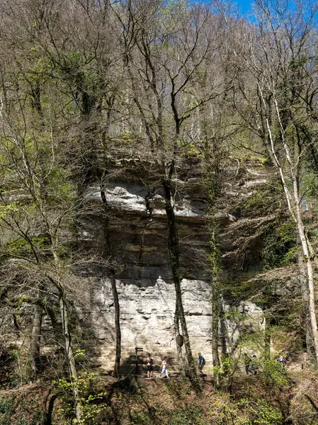 Muellertal, Lüksemburg, 29 Nisan 2025: İnsanlar güneşli baharda Muellertal 'de kayalıklarda yürüyüş yapar.