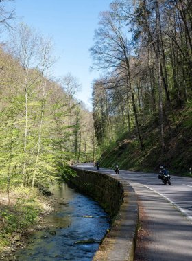 Muellertal, Lüksemburg, 29 Nisan 2025: Güneşli bir bahar gününde Muellertal yolunda motosikletler