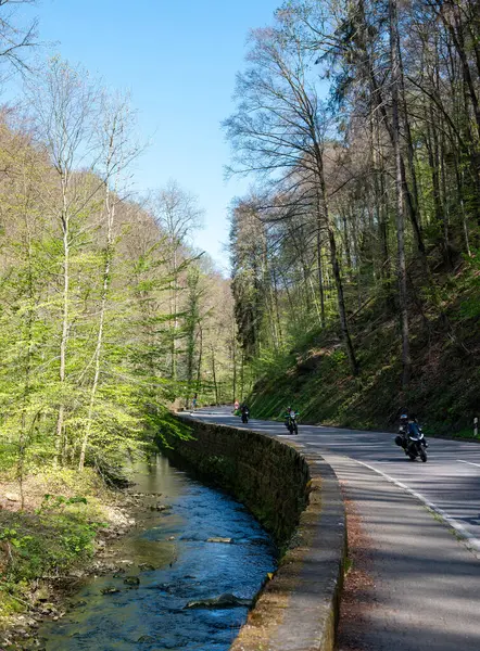 Muellertal, Lüksemburg, 29 Nisan 2025: Güneşli bir bahar gününde Muellertal yolunda motosikletler
