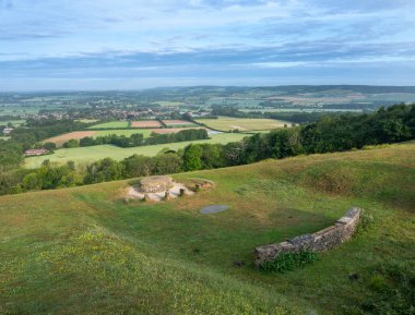 Kent 'in Wye Vadisi yakınlarındaki Ashford yakınlarındaki kuzey yamaçlarının güzel yeşil manzarası sabahın erken saatlerinde bahar sonlarında