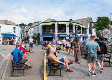 Padstow, Birleşik Krallık, 22 Haziran 2025: turistler İngiliz Cornwall 'daki Padstow limanında eğleniyorlar.
