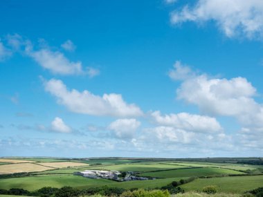 Kuzey Devon 'daki eski tarlalar ve tarımsal tarlalar ve çayırlar. Mavili gökyüzünün altında Clovelly yakınlarında.