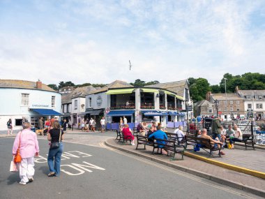 Padstow, Birleşik Krallık, 22 Haziran 2025: turistler İngiliz Cornwall 'daki Padstow limanında eğleniyorlar.