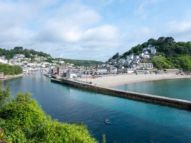 Looe, İngiltere, 17 Haziran 2025: Kanodaki adam yaz başında güney Cornwall 'daki Looe köyünü terk etti.
