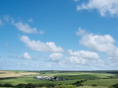 Kuzey Devon 'daki eski tarlalar ve tarımsal tarlalar ve çayırlar. Mavili gökyüzünün altında Clovelly yakınlarında.