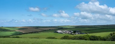 Kuzey Devon 'daki eski tarlalar ve tarımsal tarlalar ve çayırlar. Mavili gökyüzünün altında Clovelly yakınlarında.
