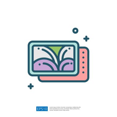 Akan su, tepeler ve sakin bir zemin içeren bir manzara görüntüsü sükunet ve doğayı çağrıştırıyor..