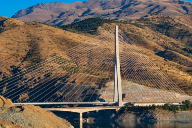 Malatya 'daki Komurhan Köprüsü. Türk inşaat endüstrisi. Türkiye 'nin Doğu Anadolu' sunun gelişimi. Kablo köprü olarak kaldı.