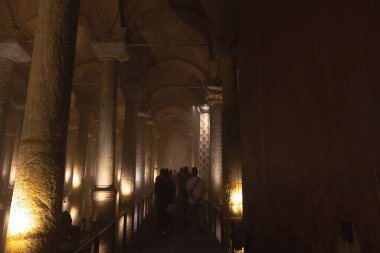 Bazilika Sarnıcı ve turistler. İstanbul 'daki arka plan fotoğrafına git. Yerebatan Sarnici Türkçe. Gürültü dahil. Seçici odaklanma. İstanbul Türkiye - 8.3.2022