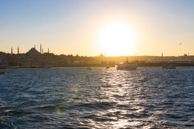 İstanbul 'un gün batımında feribot ve şehir manzarası. İstanbul 'daki arka plan fotoğrafına git. İstanbul Türkiye - 9.7.2022