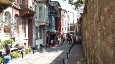 İstanbul 'un Balat ilçesinde turistler. Türkiye 'ye git arka plan 4K videosu. İstanbul Türkiye - 8.20.2022