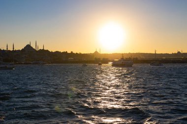 İstanbul manzarası gün batımında. Feribot ve camilerle boğaz manzarası. İstanbul Türkiye - 9.7.2022