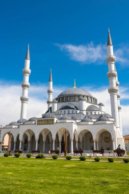 Cami fotoğrafı. Ankara Melike Hatun Camii. Osmanlı mimari tarzı Türk camileri. Ramazan veya İslami dikey arka plan fotoğrafı. Ankara Türkiye - 5.17.2022