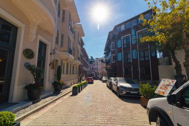 Sultanahmet bölgesinden bir sokak manzarası. İstanbul 'daki arka plan fotoğrafına git. İstanbul Türkiye - 9.7.2022
