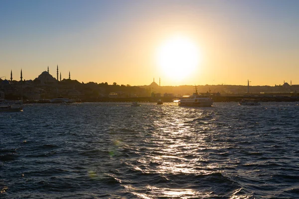Istanbul Utsikt Vid Solnedgången Bosporen Med Färjor Och Moskéer Istanbul — Stockfoto