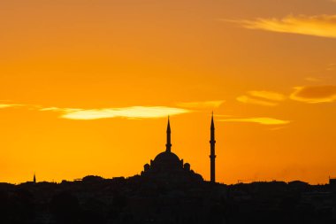 Cami arkaplan fotoğrafı. Günbatımında İstanbul 'daki Fatih Camii' nin silueti. İslami veya Ramazan veya kandil veya el Kadir arkaplan fotoğrafı.