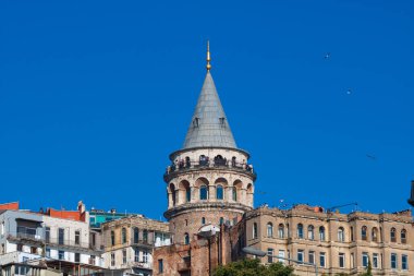 Galata Kulesi ya da gündüz vakti Galata Kulesi. İstanbul 'daki arka plan fotoğrafına git. İstanbul 'un simgeleri.